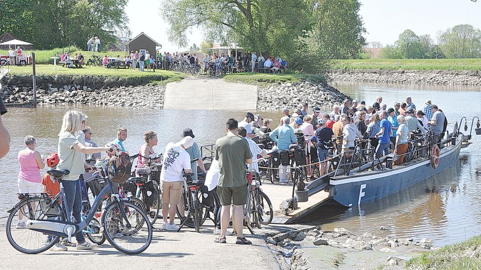 Zur Pünteneröffnung kommen Jahr für Jahr Tausende Menschen. Foto: Bodo Wolters/Archiv