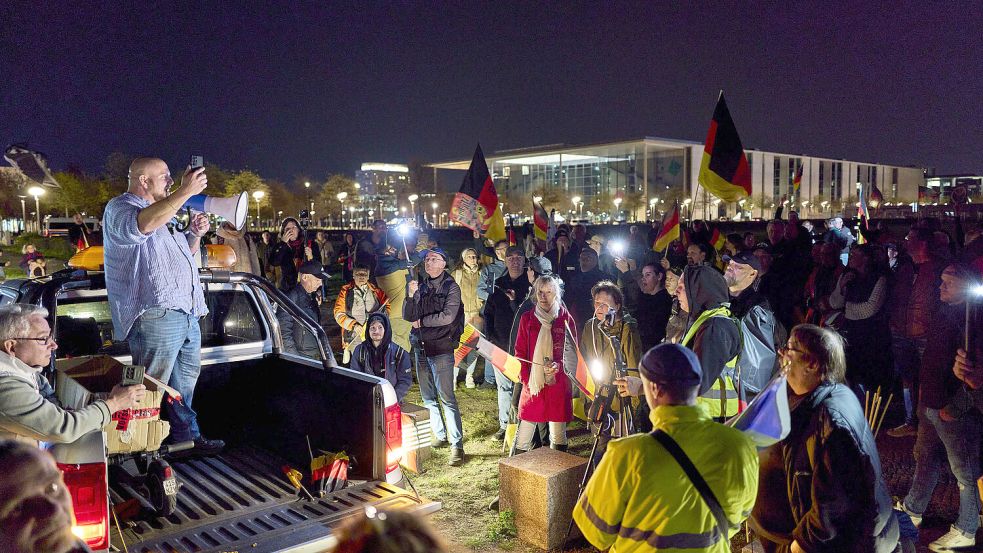 Kundgebung der Teilnehmer mit Sebastian Bormann auf einem Pick-up am Platz der Republik vor dem Reichstagsgebäude. DPA-Foto: Michael Ukas