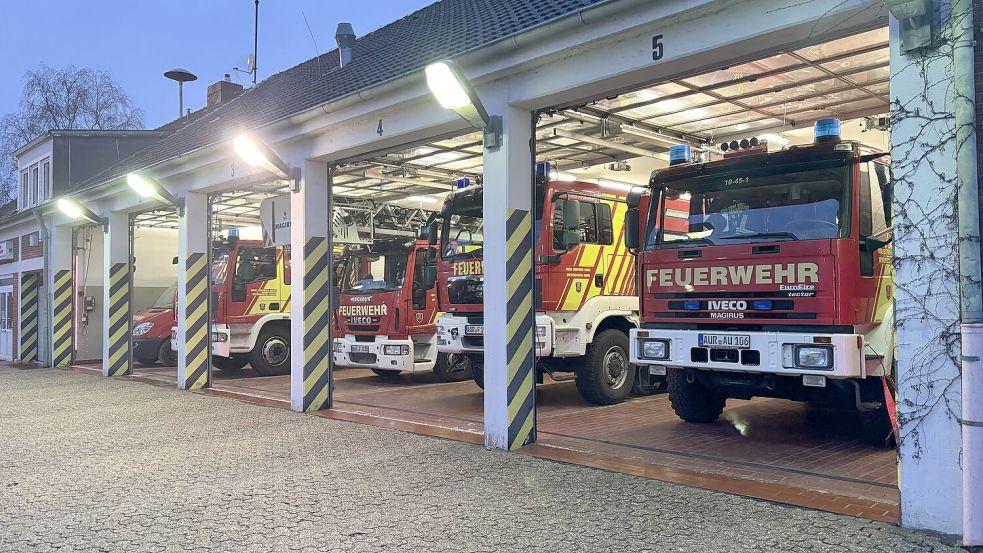 9 Fahrzeuge stehen den Einsatzkräften der Auricher Feuerwehr zur Verfügung. Foto: Eva van Loh