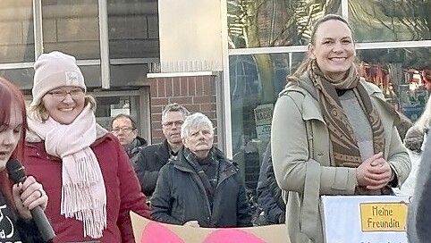 Sonja Gosch (links) und Darinka Herrmann (rechts) haben schon viele Demos in Emden organisiert. Jetzt haben sie eine Demonstration beim Kanzler-Besuch am 29. April 2026 angemeldet. Foto: Mona Hanssen/Archiv