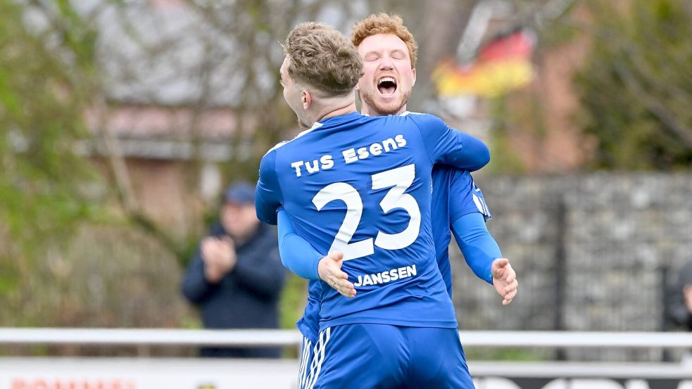 Der Esenser Jubel nach dem 1:0: Daniil Osadets (hinten) traf in der 38. Minute. Fotos: Jens Doden, Blomberg