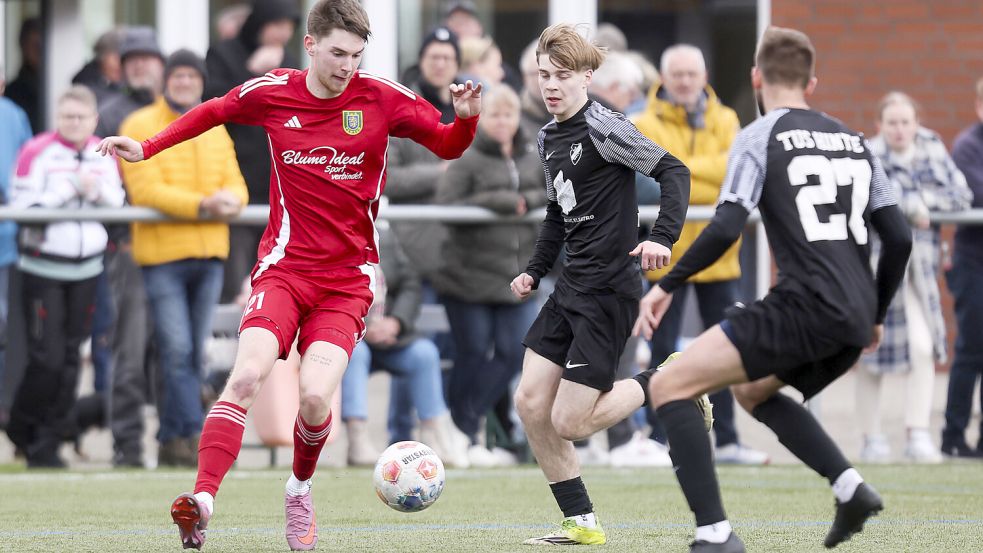 Pewsum fuhr auf dem Kunstrasen in Hinte den 22. Sieg im 24. Spiel ein. Fotos: Jens Doden/Emden