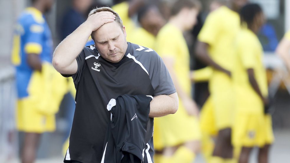 VfL-Trainer Jan-Niklas Eickels war nach der Partie bedient. Für sein Team war gegen Aurich mehr drin. Die Abstiegsgefahr ist weiter groß. Archivfoto: Jens Doden/ Emden