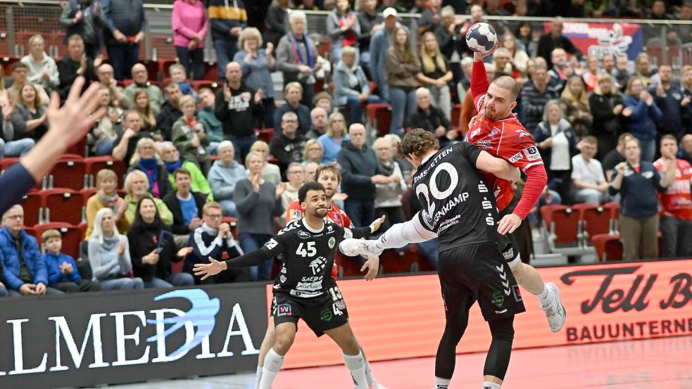 Der OHV (am Ball Nerdin Vunic) verkaufte sich 1118 Zuschauern gegen den Spitzenreiter Emsdetten in der zweiten Halbzeit teuer. Fotos: Jens Doden, Blomberg