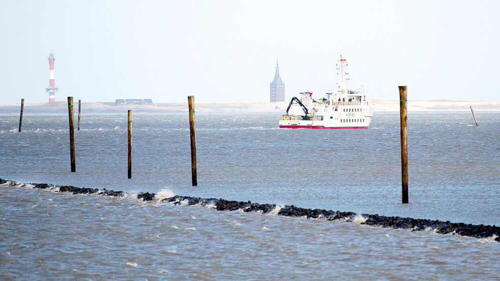 Das Fährschiff „Harlingerland“ bei der Überfahrt nach Wangerooge im Wattenmeer: Nach den Vorstellungen des WWF soll die gesamte Wattfläche zwischen Spiekeroog, Wangerooge und Minsener Oog sowie Festland künftig für Fischerei verboten sein. Foto: Hauke-Christian Dittrich/dpa