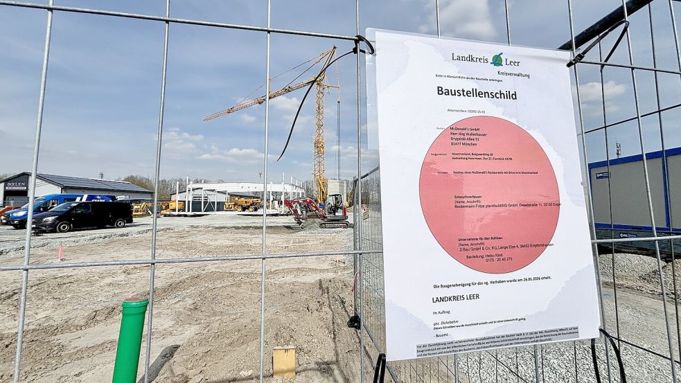 Hier baut McDonald’s: Das ist dem Aushang am Zaun auf der Baustelle in Neermoor zu entnehmen. Foto: Klaus Ortgies