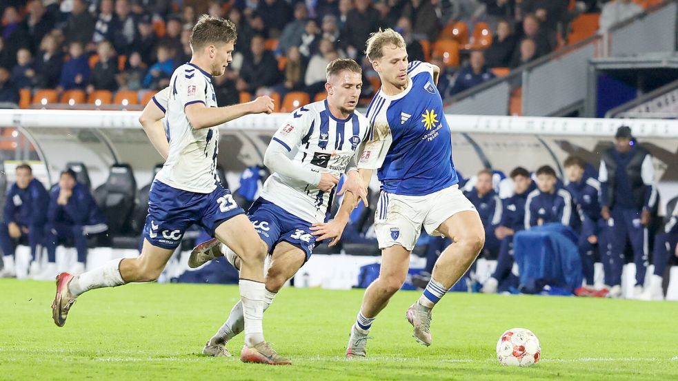Im Hinspiel in Oldenburg hat Kickers Emden (rechts David Schiller) in der Nachspielzeit den Treffer zum 1:2 kassiert. Es war eine bittere Niederlage. Foto: Jens Doden, Emden
