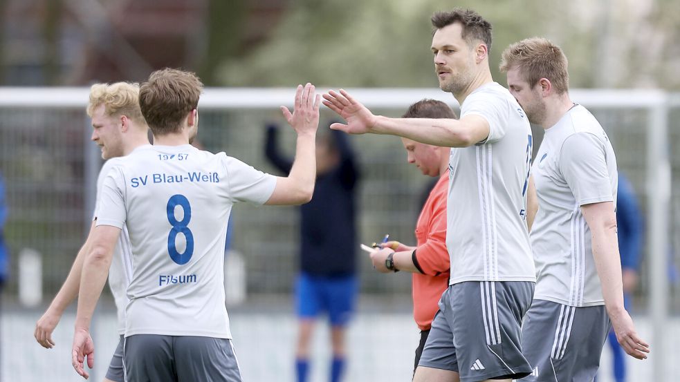 Blau-Weiß Filsum (Zweiter von links: Doppelpacker Hauke Specht) entführte drei Punkte vom Tabellenführer und siegte bei BW Borssum II mit 3:1. Foto: Jens Doden/ Emden