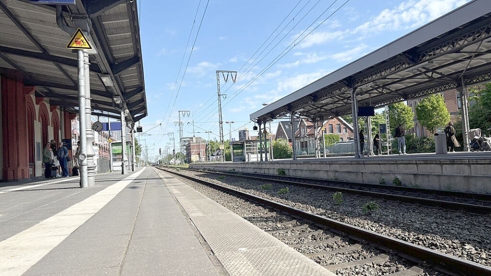 Wer in Leer auf seinen Zug wartet, wird im Gebäude nur während der Bäcker-Öffnungszeiten fündig. Foto: Vera Vogt