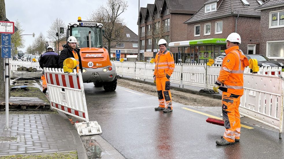 Im Auftrag des OOWV stellt K&G Straßentiefbau aus Uplengen die Verkehrsinseln auf der Hauptstraße in Wiesmoor wieder her. Das führt aktuell zu Staus im Zentrum. Foto: Nicole Böning