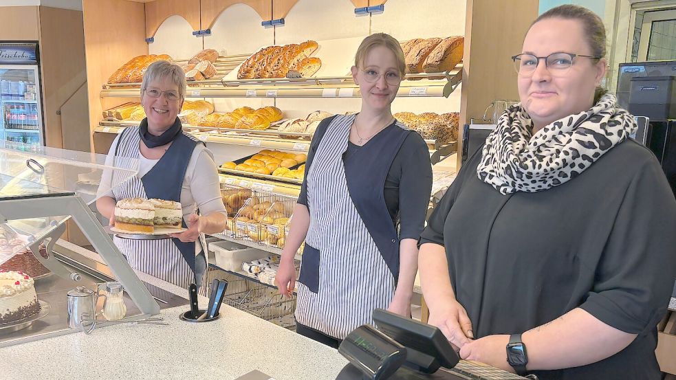 Renate Janssen (von rechts), Swantje Wielewicki und Julia Post kümmern sich hinter dem Verkaufstresen um die Kundenwünsche. Überaus gefragt ist dabei die Auswahl an hausgemachten Sahnetorten. Foto: Susanne Ullrich