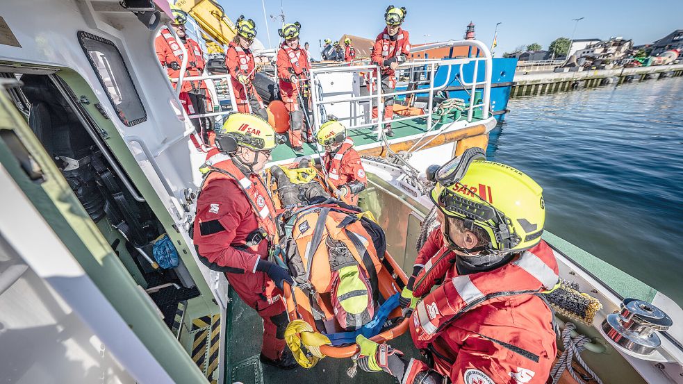 Trainingsszenarien wie die Rettung Verletzter (hier im Frühjahr vergangenen Jahres auf der Nordsee) erwarten die Seenotretter bei der SAREx Wilhelmshaven. Archivfoto: Die Seenotretter