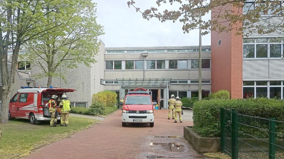 Die Integrierte Gesamtschule Brake ist am Montag evakuiert worden. Dort war Reizgas versprüht worden. Foto: NWM-TV