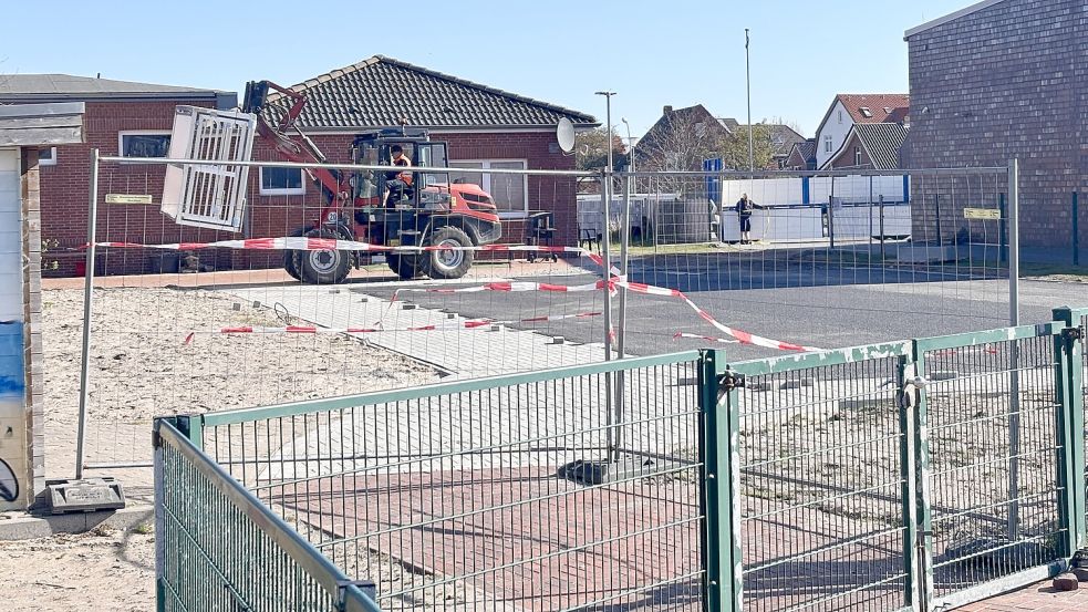 Am Dienstag wurden Tore am Jugendhaus transportiert. Rechts: die bereits asphaltierte Grundfläche. Foto: Florian Ferber