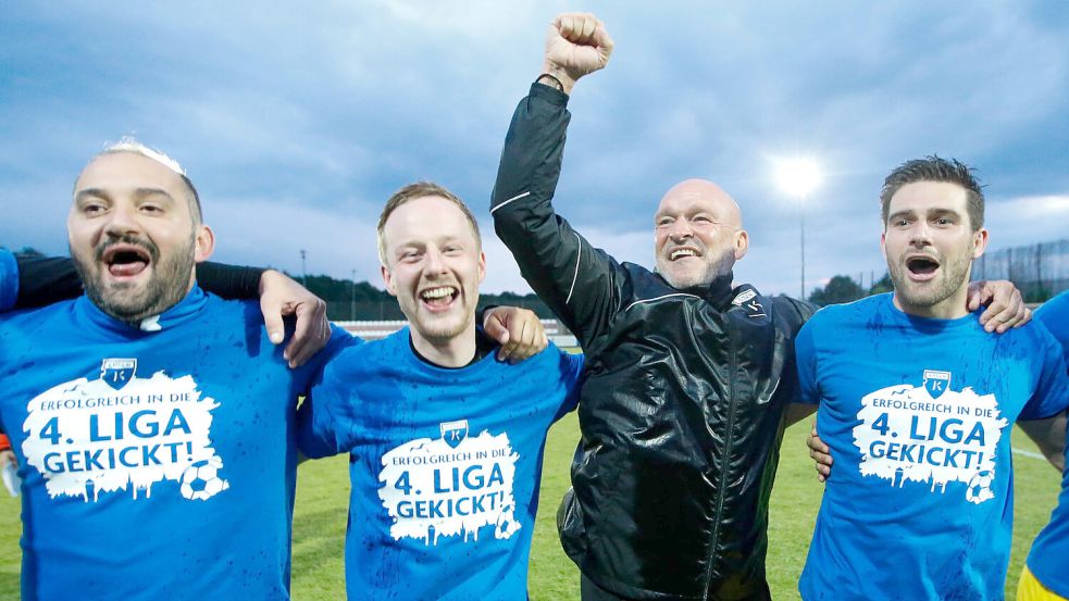Yasin Turan (links) und Stefan Emmerling (Zweiter von rechts) waren Trainer von Tido Steffens (rechts) und schwärmen gleichermaßen von ihrem Torjäger. Das Foto zeigt sie gemeinsam mit Matthias Goosmann (Zweiter von links) nach dem Regionalliga-Aufstieg 2022. Foto: Jens Doden