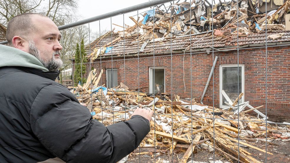 Tim Kaminski steht vor dem Hoteltrakt, bei dem aktuell der Abriss läuft. Foto: Klaus Ortgies/Archiv