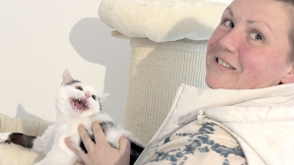 Kater Casper ist nach seiner schweren Verletzung und komplizierten Operation noch schlecht gelaunt. Das bekommt dann auch seine Pflegerin Britta Pflichtenhöfer zu spüren. Foto: Susanne Ullrich