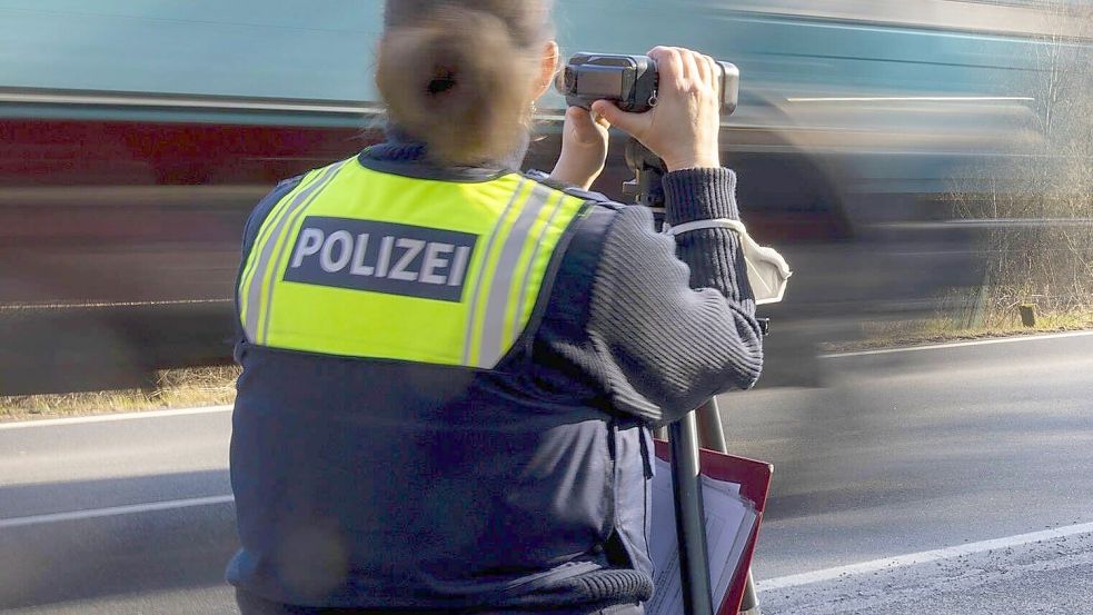 Bei der ROADPOL-Speedweek führte die Polizei Bremen an zahlreichen Standorten stadtweit Geschwindigkeitskontrollen durch. Foto: imago images / HMB-Media