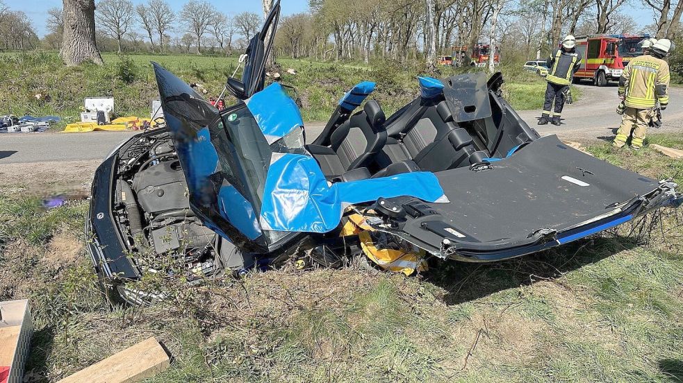 Die Autofahrerin musste von der Feuerwehr aus dem Wagen befreit werden. Foto: Feuerwehr