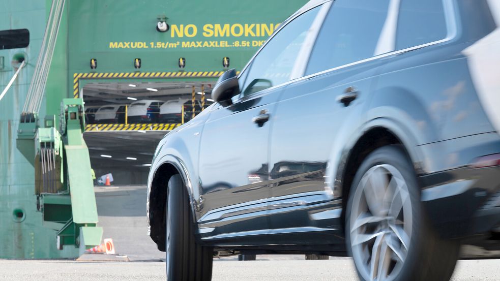 Ein Neuwagen wird auf einen Autofrachter gefahren. Foto: Klaus Ortgies