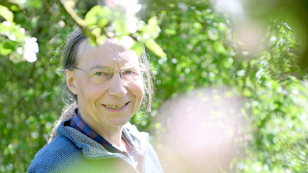 Peter Lemke aus Hinte kümmert sich seit knapp zehn Jahren um den über 100 Jahre alten Garten im Familienbesitz. Es ist sein Herzenswunsch, den Garten in seiner ursprünglichen Form zu erhalten. Fotos: Heinz Wagenaar