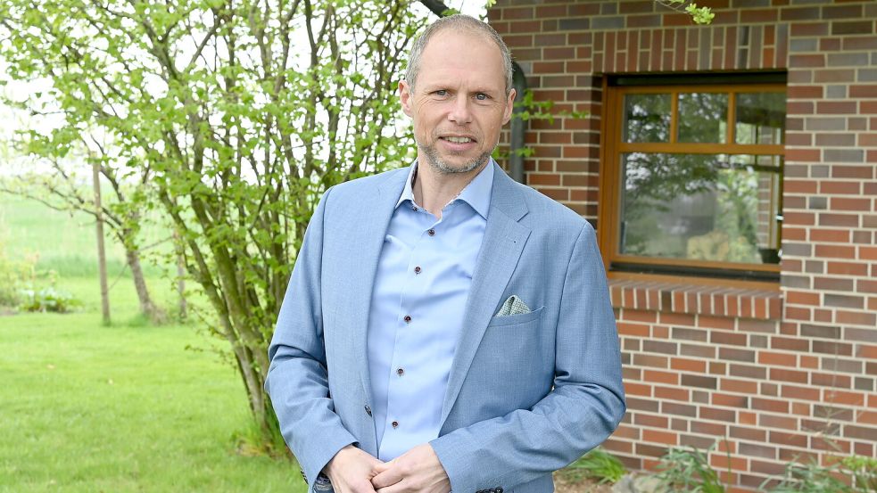 Jan Hillebrand aus Uttum hat seine Kandidatur für das Amt des Bürgermeisters in der Krummhörn bekannt gegeben. Fotos: Heinz Wagenaar