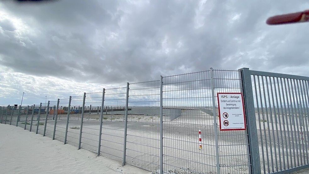 Der Baustoffanleger im Hafen Wangerooge: Weil auf der Insel Wasserbausteine aus Norwegen angeliefert werden, gilt am Anleger das internationale Sicherheitsprotokoll ISPS. Foto: Melanie Hanz