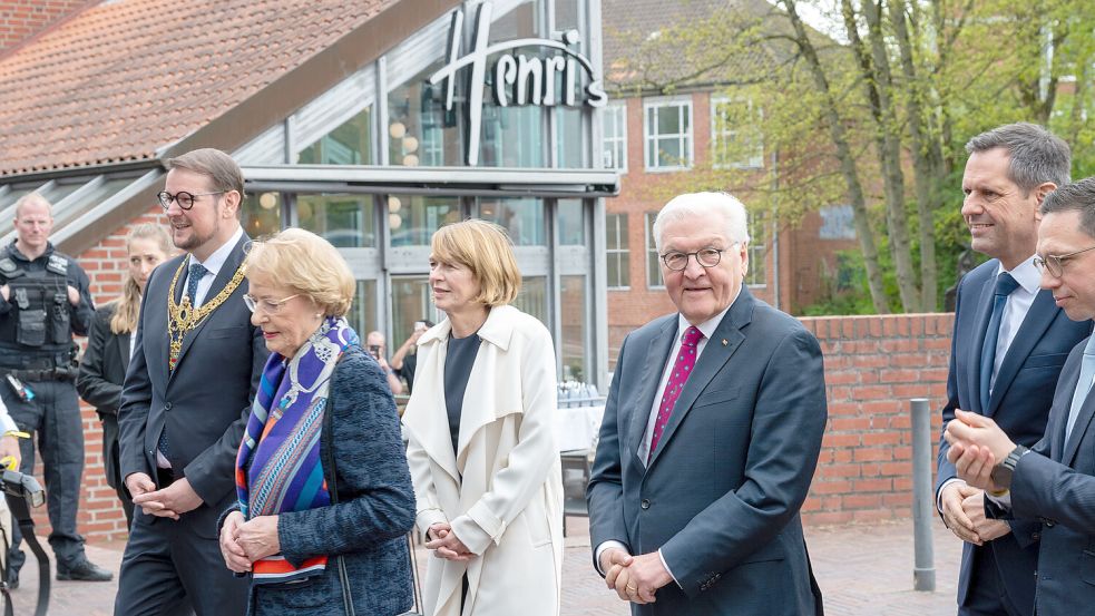 Hoher Besuch in Emden: Kulturminister Falko Mohrs (von rechts), Ministerpräsident Olaf Lies, Bundespräsident Frank-Walter Steinmeier und seine Frau Elke Büdenbender mit Kunsthallen-Stifterin Eske Nannen und Oberbürgermeister Tim Kruithoff.