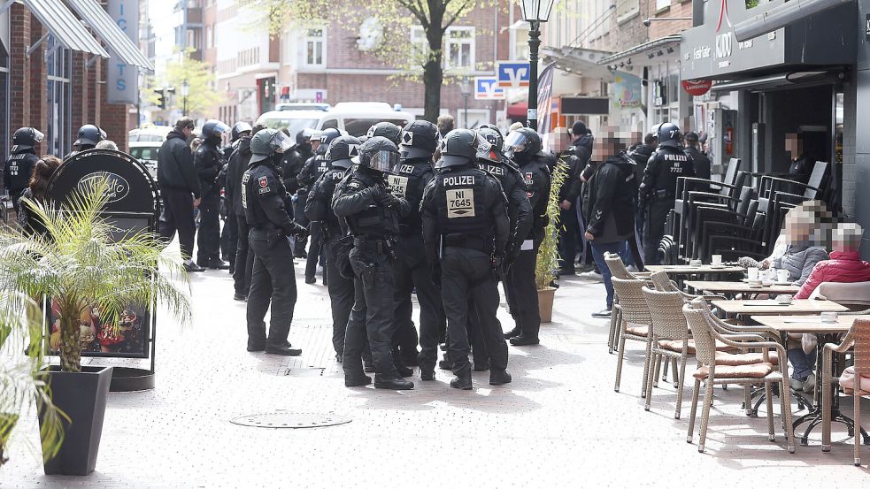 Viele Polizeikräfte waren am Sonntagvormittag in der Emder Innenstadt, um Fans von Kickers Emden von VfB-Oldenburg-Fans zu trennen. Foto: Jens Doden