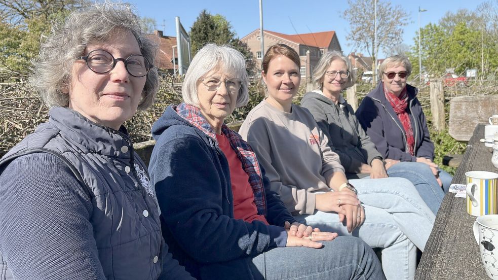 Proten und Planten: Hinriette Bruhns (von links), Felicia Sobek, Jantje Woortmann, Sabine Groothuis und Adeltraud Bertelsbeck kümmern sich darum, dass es in Ditzum viele bunte Flecken gibt. Foto: Oliver Bär