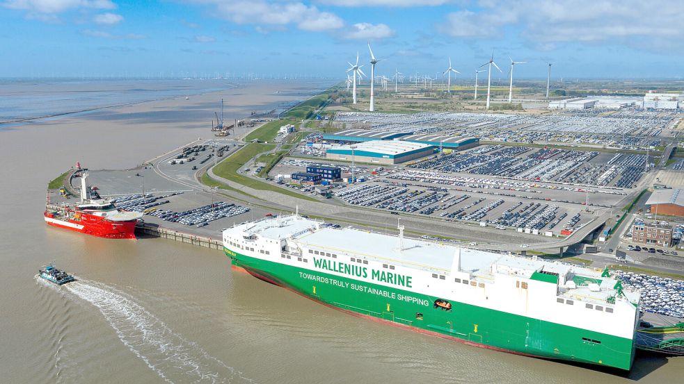 An der Emspier im Emder Hafen werden Autos verladen. Am 29. und 30. April 2026 findet in Emden die 14. Nationale Maritime Konferenz (NMK) statt. Die NMK ist das Spitzentreffen der maritimen Branche unter Leitung der Bundesregierung. An der Veranstaltung nehmen Vertreter aus Wirtschaft, Politik und Wissenschaft teil. Foto: Sina Schuldt/dpa