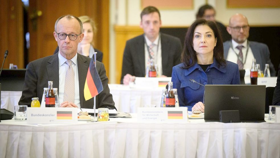 Die Politik von Bundeskanzler Friedrich Merz (links) und seiner CDU-Kollegin Katherina Reiche (Bundeswirtschaftsministerin) ist Thema bei mehreren Demonstrationen in dieser Woche in Emden. DPA-Symbolfoto: Bernd von Jutrczenka