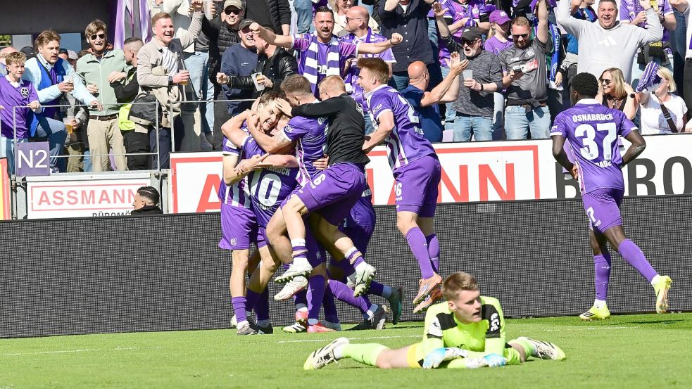 Jubeltraube vor der Kurve nach dem 2:1 durch Bernd Riesselmann (links) gegen den SC Verl. Foto: Helmut Kemme