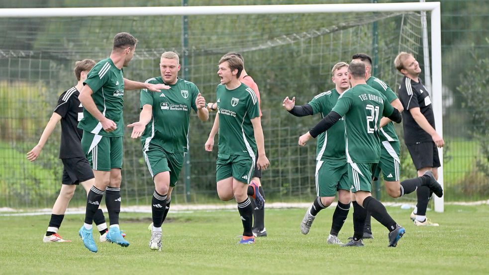 Der TuS Borkum (grüne Trikots) spielt eine starke Saison. Das zeigte das Team auch in der Hinrunde in Blomberg (schwarze Trikots), wo sie mit 5:2 gewannen. Fotos: Jens Doden/Blomberg