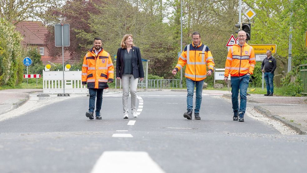 Ein erster Rundgang über die neue Straße: Das lässt sich auch die Krummhörner Bürgermeisterin Hilke Looden nicht entgehen. Mit dabei: Yasin Kilic als stellvertretender Leiter des Geschäftsbereichs Aurich der Landesstraßenbaubehörde, Bauwart Frank Raveling und Bauingenieur Aart Vietor (von links). Fotos: Klaus Ortgies