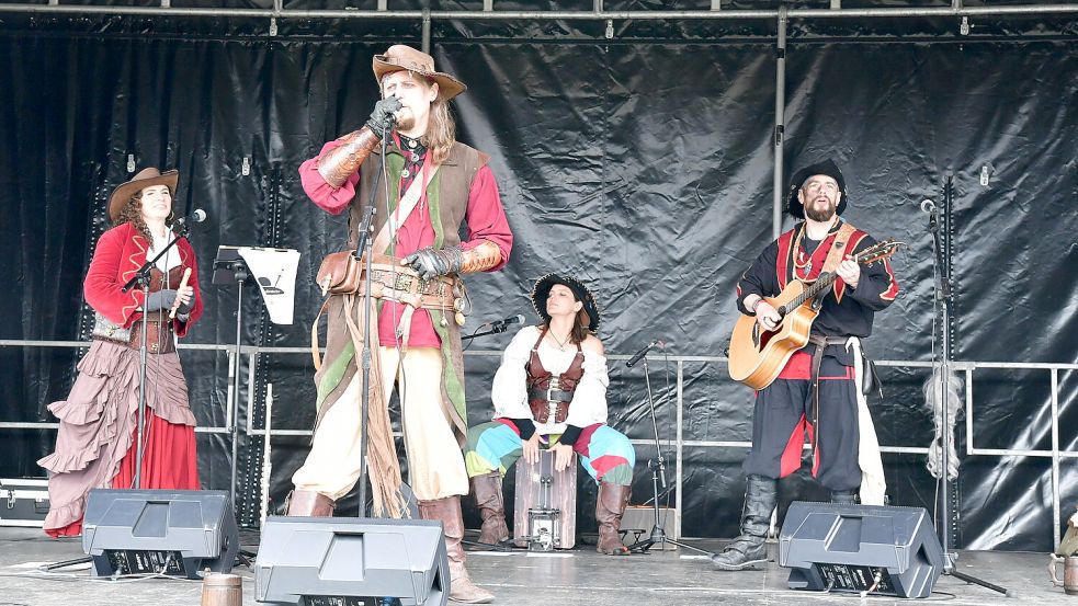 Am Sonntag, 3. Mai 2026, findet am Greetsieler Hafen ein Piratenfest statt. Geplant sind unter anderem zahlreiche Stände, die sich auf der Wiese am Hafen präsentieren. Fotos: Heinz Wagenaar/Archiv