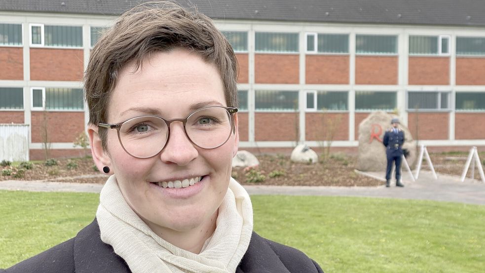 Franziska von Richthofen beim Gedenkappell für ihren Urgroßonkel Manfred von Richthofen auf dem Gelände des Richthofen-Geschwaders in Wittmund. Foto: Imke Oltmanns