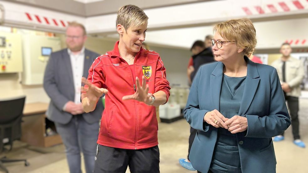 Blick in den Keller unter dem Becken: Badleiterin Britta Lampen erklärt der niedersächsischen Sportministerin Daniela Behrens (SPD) die Problemstellen im Wiesmoorer Hallenbad. Vom Land hat das Bad bereits die Zusage über 2,3 Millionen Euro erhalten. Doch das reicht nicht. Foto: Nicole Böning