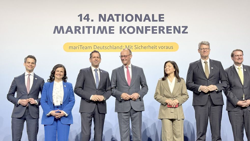 Bundeskanzler Friedrich Merz (Mitte) war am Mittwoch bei der Maritimen Konferenz in Emden. Foto: Klaus Ortgies