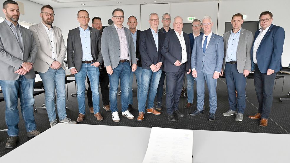 Die Vertreter der zwölf Kommunen sowie des Landkreises Leer haben ein Schreiben an Ministerpräsident Olaf Lies verfasst. Foto: Landkreis Leer