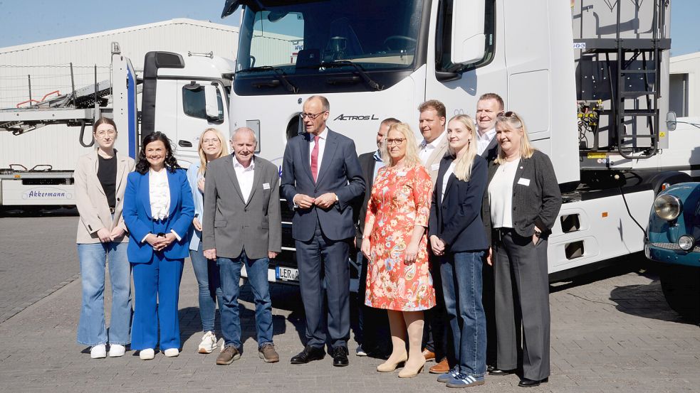Familienfoto mit Bundeskanzler: Friedrich Merz (Mitte) traf mit der CDU-Bundestagsabgeordneten Gitta Connemann (Zweite von links) in Neermoor die Unternehmerfamilie Akkermann. Links neben dem Kanzler Seniorchef Reinhard Akkermann. Foto: Karin Lüppen