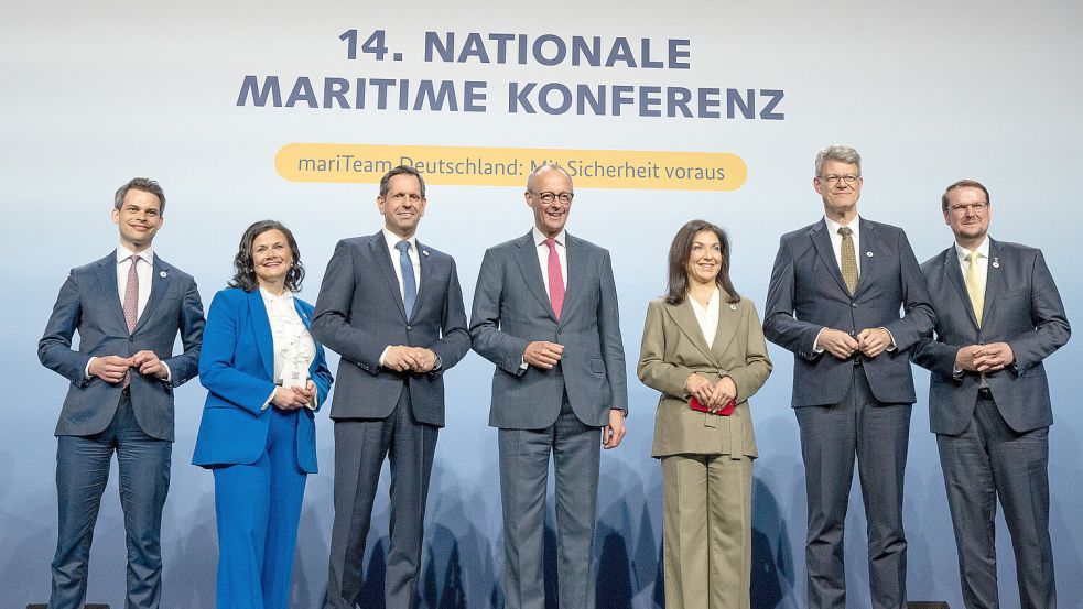 Die Stadt Emden zieht eine positive Bilanz zur Maritimen Konferenz, zu der hochrangige Politiker wie Bundeskanzler Friedrich Merz (Mitte) und der niedersächsische Ministerpräsident Olaf Lies (Dritter von links) gekommen waren. Fotos: Klaus Ortgies