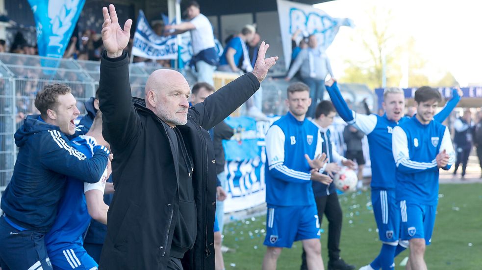 Feierte am letzten Spieltag mit seinem Team den 4:2-Derbysieg gegen den VfB Oldeburg: Stefan Emmerling. Foto: Jens Doden/Emden