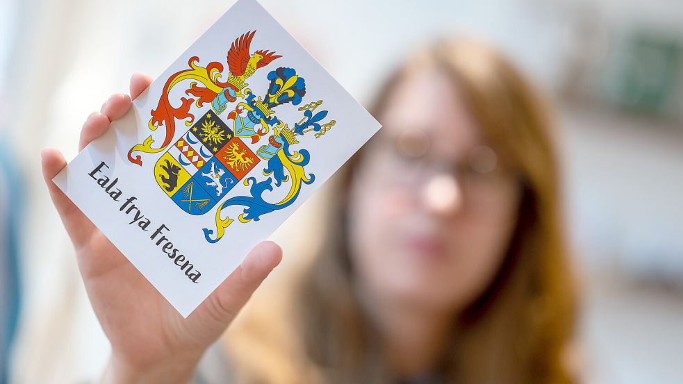 Das Ostfrieslandwappen ziert Postkarten, Kaffeebecher und vieles mehr. Das Motiv ist nicht nur bei vielen waschechten Ostfriesen beliebt. Doch was bedeuten die Symbole? Foto: Klaus Ortgies