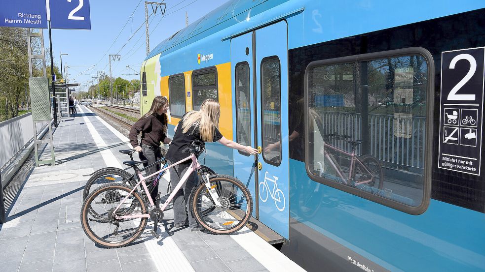 Gleich am ersten Tag, an dem wieder ein Zug in Neermoor hielt, probierten das gleich viele Menschen aus. Diese Mädchen nahmen die Fahrräder auf eine Fahrt nach Leer mit. Foto: Melchert Stromann