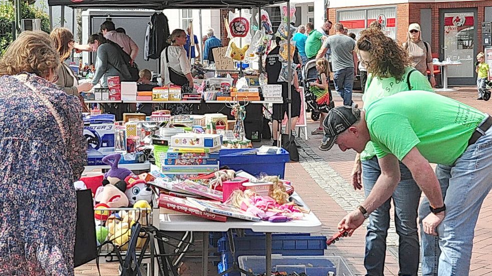Spielzeugautos sind offenbar nicht nur für den Nachwuchs interessant. Foto: Bodo Wolters