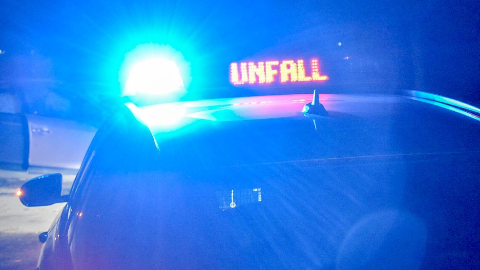 News Bilder des Tages Schwerer Unfall auf B19, Rettungskräfte in der Nacht des 06.10.2019 auf der Bundesstraße bei Utte Foto: imago images/stock & people