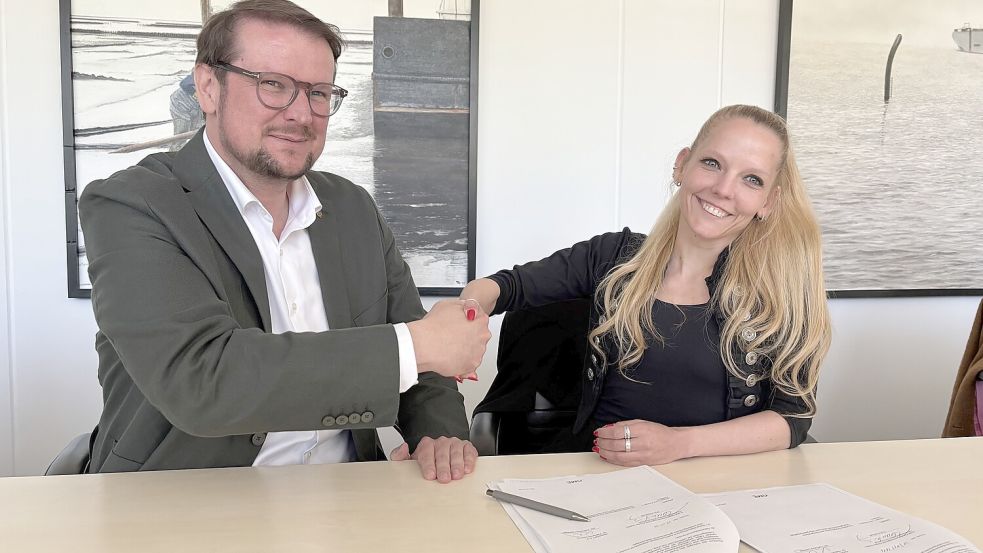 Zufriedene Gesichter: Dr. Katharina Lühring, Vorsitzende des Fördervereins von „Meine Freie Schule“ in Emden, und Oberbürgermeister Tim Kruithoff sind sich einig geworden. Die Barenburgschule kann jetzt von der Privatschule genutzt werden. Foto: Mona Hanssen