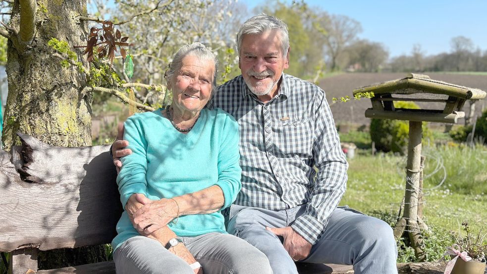 Helmut und Helga Sprang sitzen draußen in ihrem Garten in Remels. Foto: Lars Löschen