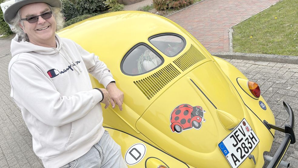 Robert Willms beherbergt den 1951 gebauten „Brezelkäfer“ mittlerweile in einer Garage in Esens. Eigentlich ist der Wagen aber ein echter Wangerländer und behält darum auch das Jever-Nummernschild mit den Buchstaben „JEV“. Das wird seit 1977 nicht mehr vergeben. Foto: Susanne Ullrich